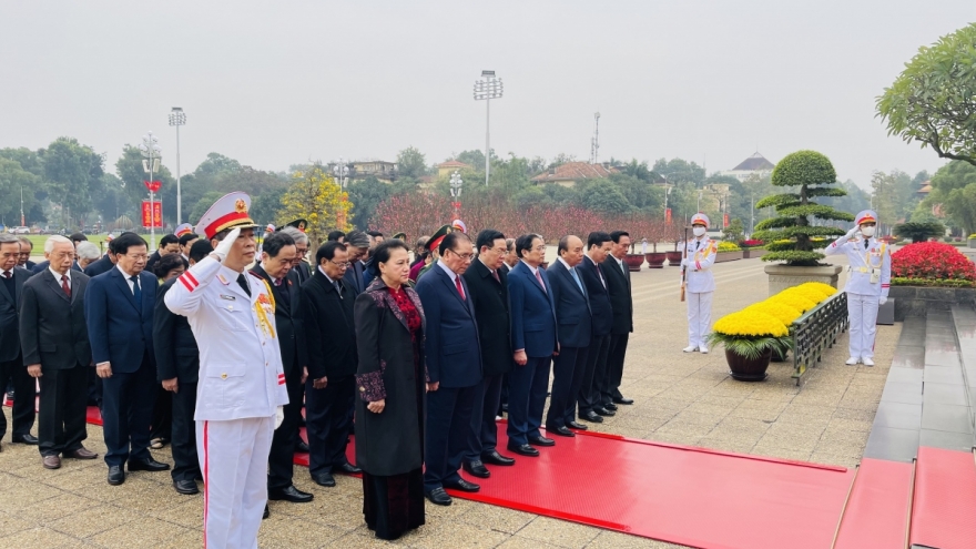 Leaders pay tribute to President Ho Chi Minh ahead of Tet